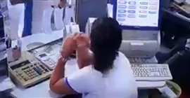 فيديو.. موظفة بنك تسرق عميلا أمام الكاميرات
