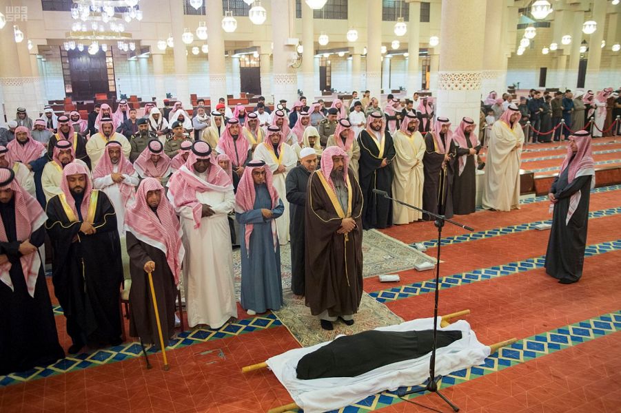 نائب أمير الرياض يؤدي صلاة الميت على الأميرة أضواء بنت عبدالعزيز بن محمد
