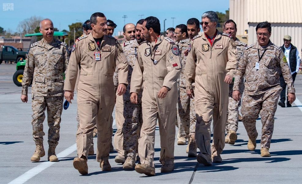 صور.. قائد القوات الجوية يتفقد المجموعة المشاركة في تمرين العلم الأحمر 2019