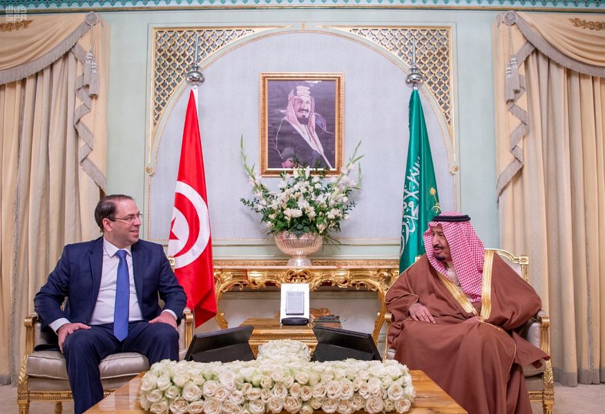 الملك سلمان يبحث مع الشاهد تعزيز العلاقات الثنائية في تونس
