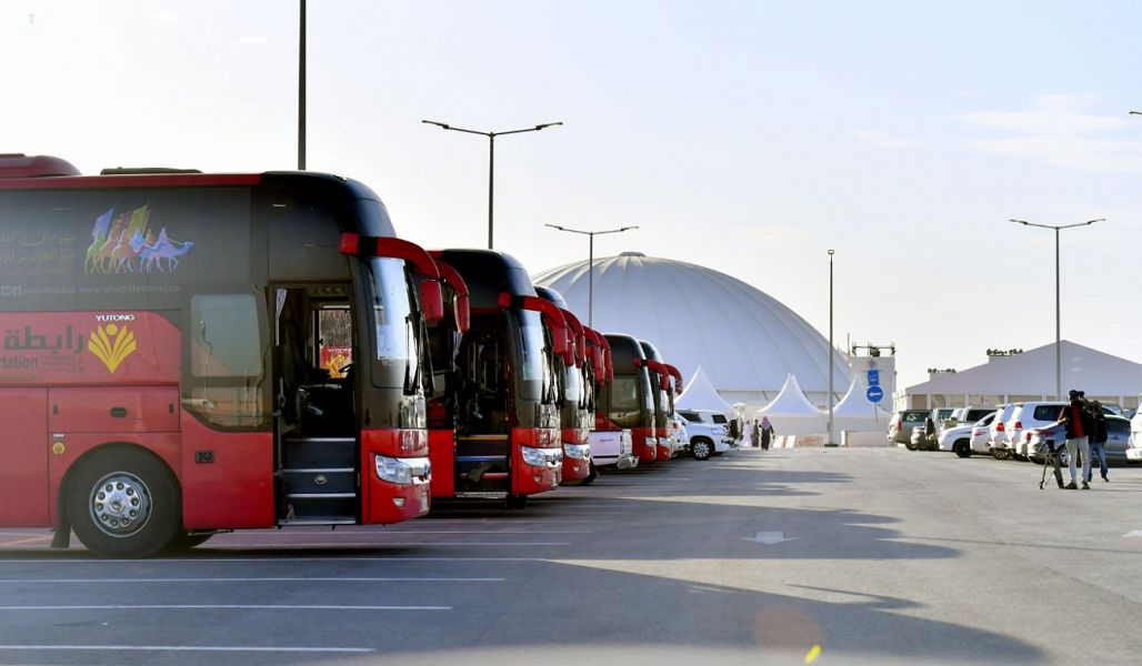 15 حافلة لنقل زوار مهرجان الملك عبدالعزيز للإبل يومياً