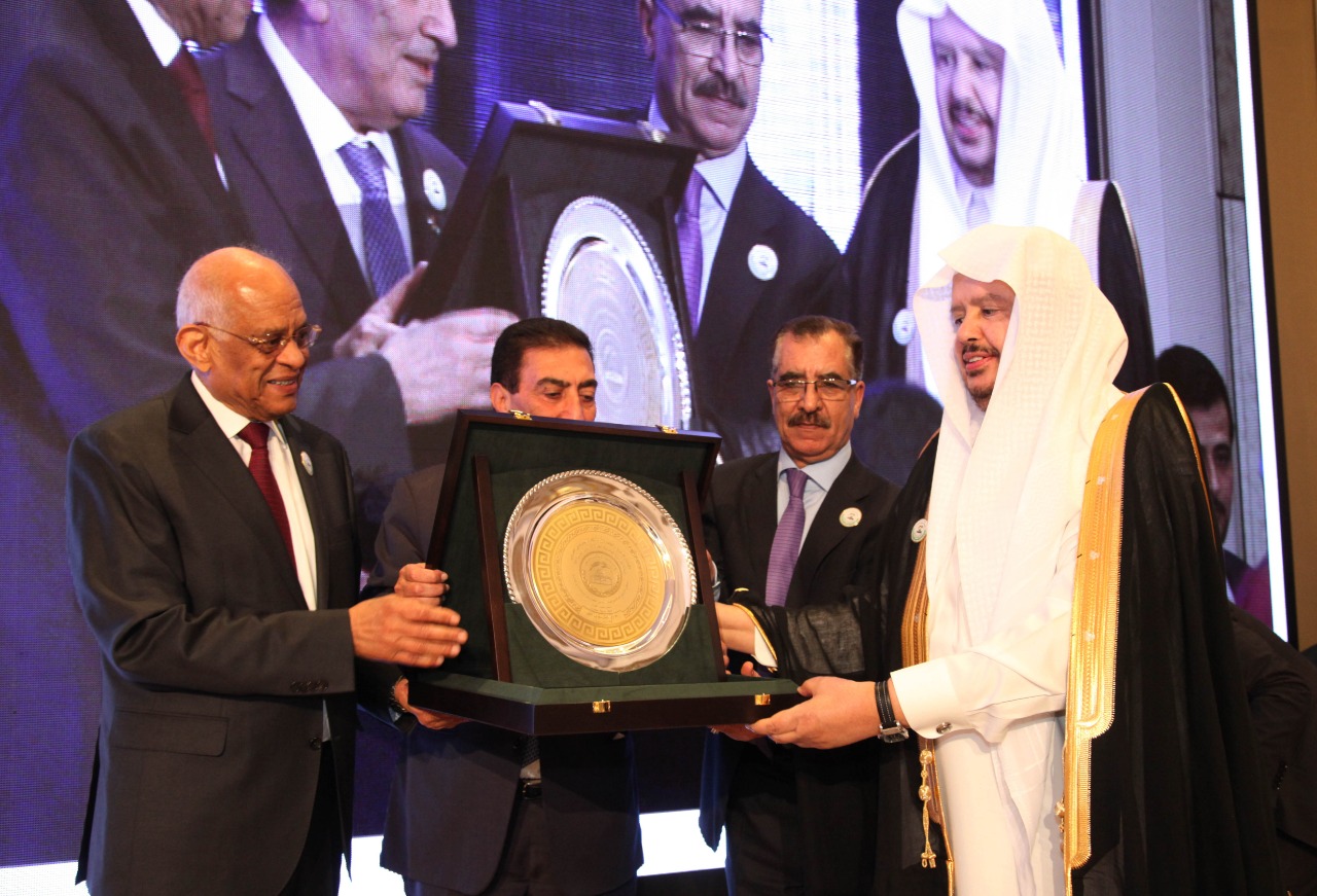 رئيس الشورى يتسلم جائزة التميز البرلماني من الاتحاد البرلماني العربي