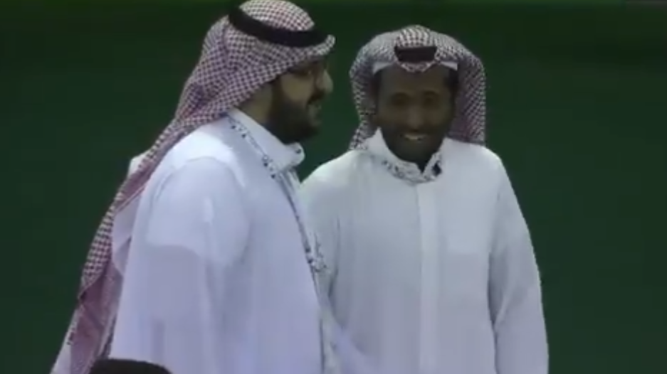 بالفيديو .. رئيسا #الهلال و #النصر يتعانقان قبل الديربي