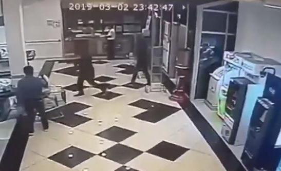 فيديو.. سطو مسلح بالسواطير على مركز تجاري شهير في الإمارات