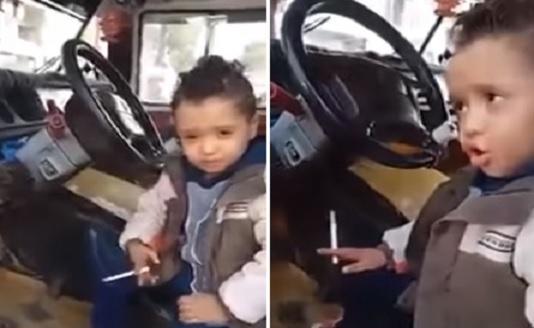 فيديو.. طفل عمره 3 سنوات يدخن ويحمل سلاحاً أبيض يثير ضجة في مصر