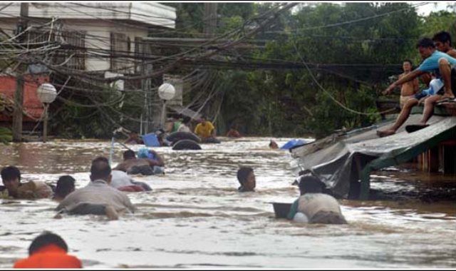 صور.. ارتفاع حصيلة ضحايا فيضانات إندونيسيا إلى 109 قتلى ومصابين