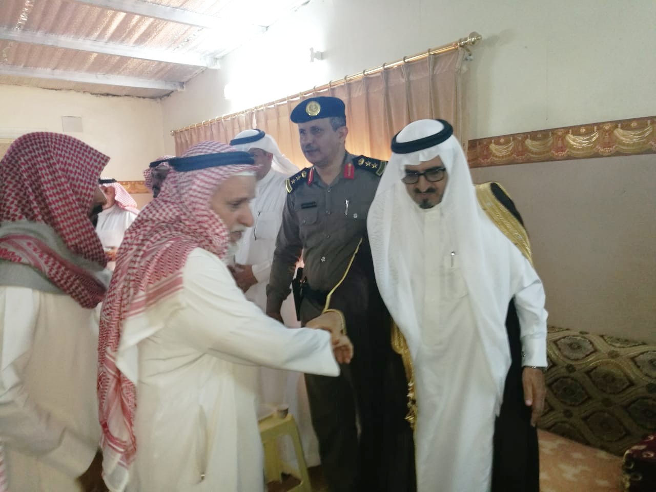 محافظ رجال ألمع معزيًا أسرة ماجد عسيري: شهادته وسام على صدورنا جميعًا