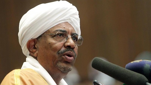 الرئيس السوداني يعفي محافظ البنك المركزي من منصبه