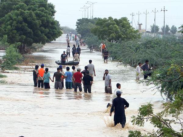 صور.. مصرع 35 شخصاً جراء الفيضانات في أفغانستان