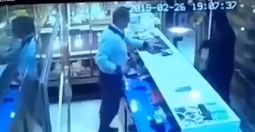 فيديو.. رد فعل صاحب متجر مجوهرات لحظة اقتحام لص وقتل العامل في تركيا