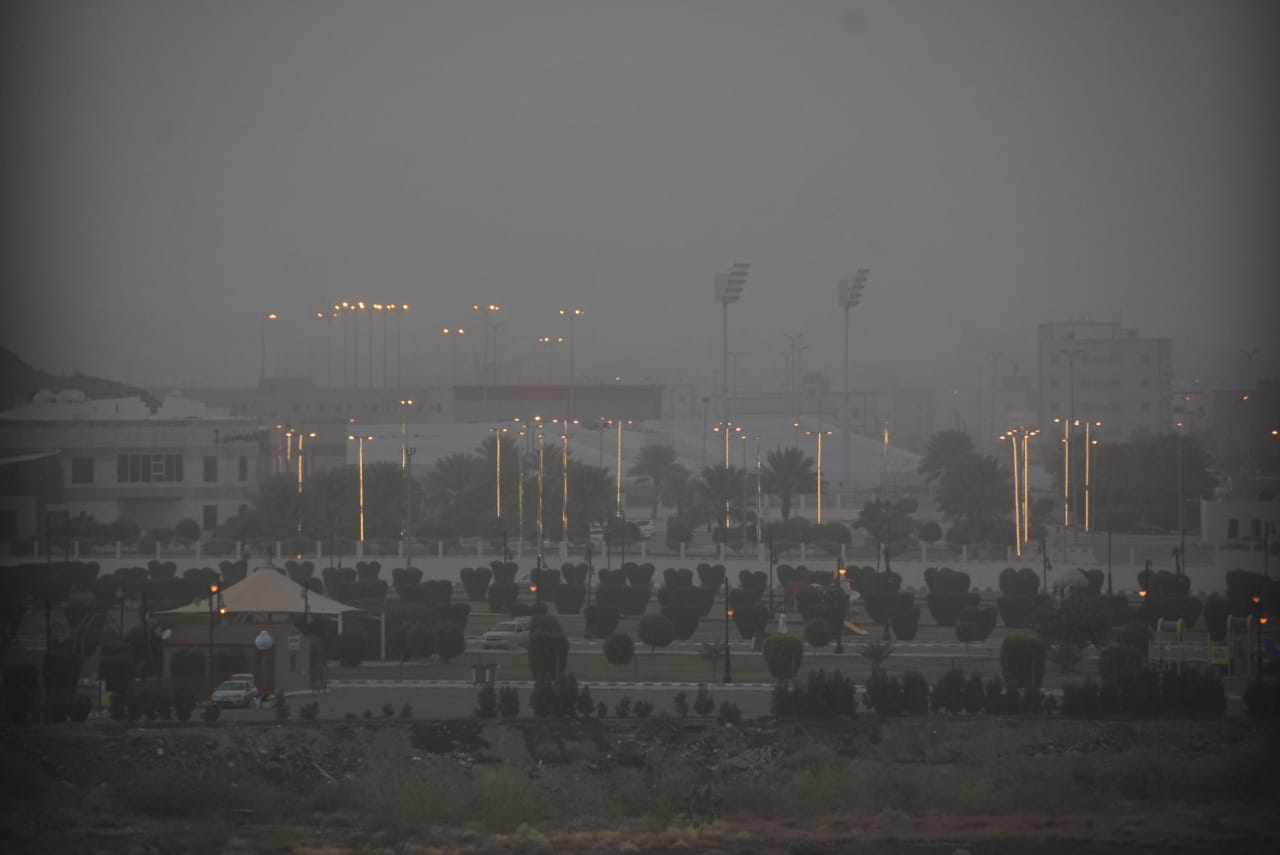 صور.. موجة غبار تضرب محايل عسير.. والصحة تحذر