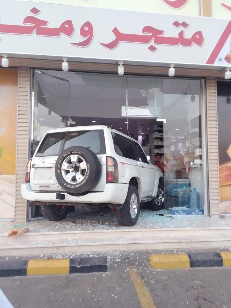 صور.. مركبة تقتحم متجر مواد غذائية في مكة وتحطم واجهته