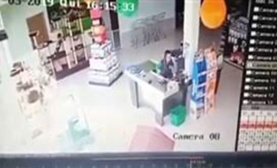 فيديو.. سيارة دفع رباعي تقتحم متجرا وتدهس موظفة