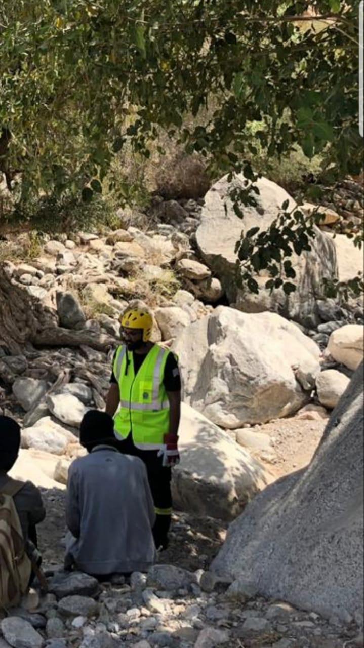 مدني بارق يفك احتجاز 3 أشخاص في جبل سد عامر ولقطات توثق العملية