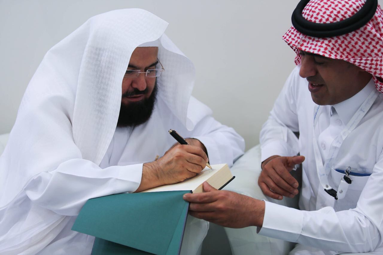 الشيخ السديس يوقع كتابه في معرض الرياض للكتاب 2019
