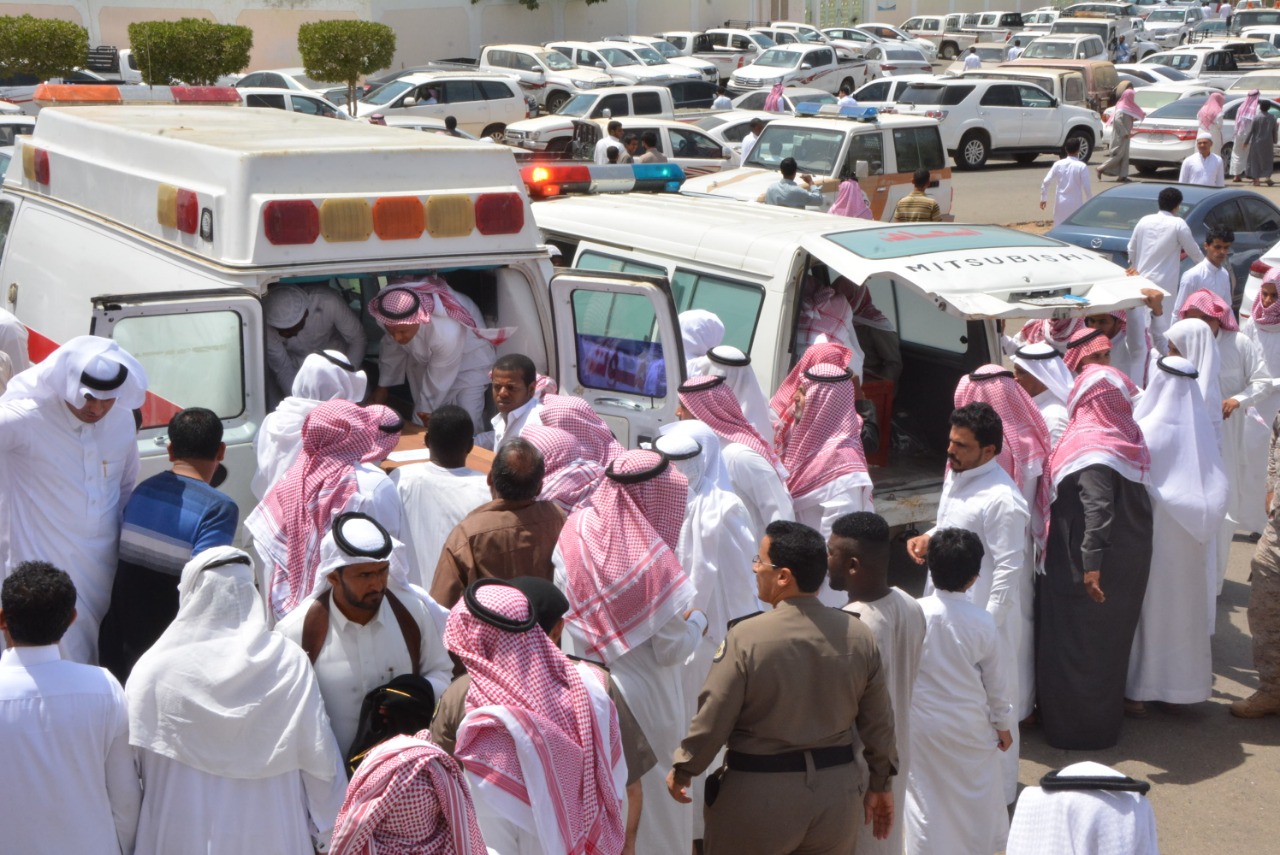 صور.. جموع المصلين تشيع الشهيدين عسيري والربعي ببحر أبو سكينة