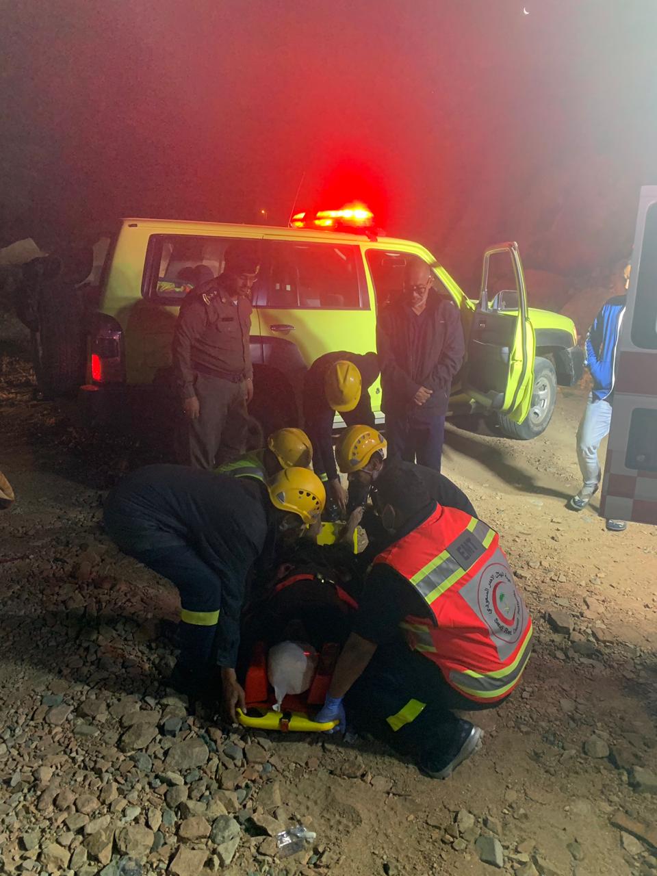إصابة مواطن ستيني سقط من فوق جبل ورقان
