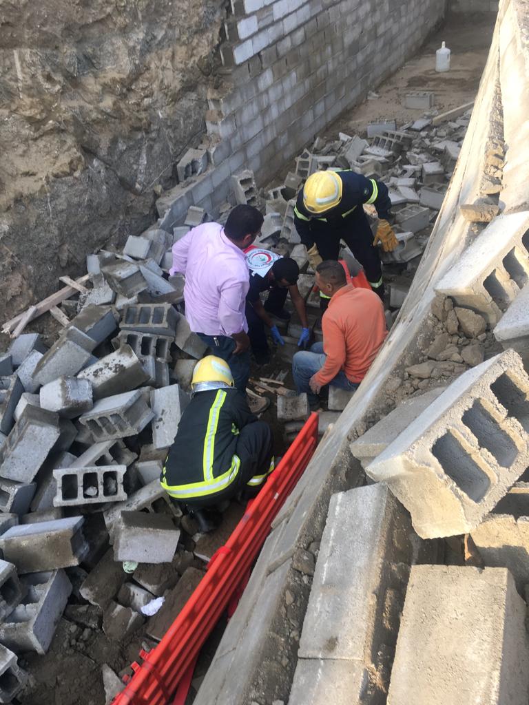 إصابة ٥ عمال في انهيار جدار خزان أرضي تحت الإنشاء بخميس مشيط