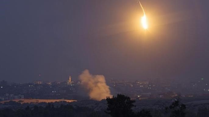رغم إعلان وقف إطلاق النار.. غارات ليلية على غزة وصواريخ على إسرائيل