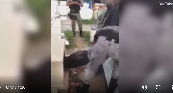 فيديو.. الأمن يتدخل لاستخراج شاب من قبر والده