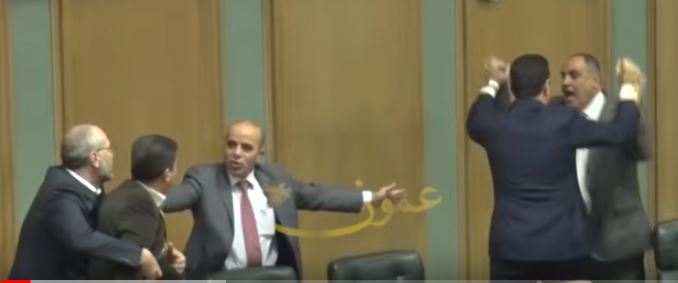 فيديو.. مشاجرة واشتباك بالأيدي في البرلمان الأردني