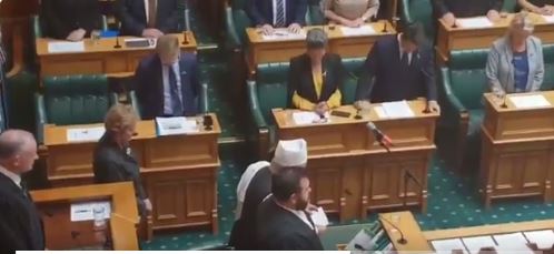 فيديو.. البرلمان النيوزيلندي يفتتح جلسته بتلاوة القرآن الكريم