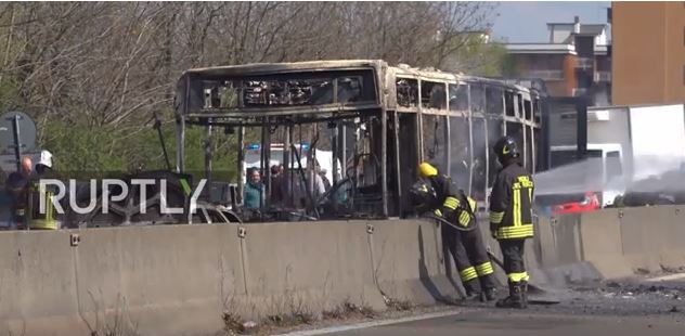 فيديو.. سائق حافلة مدرسية يضرم فيها النيران