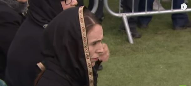 بث الأذان مباشرة في نيوزلندا ورئيسة الوزراء تحضر خطبة الجمعة بالحجاب
