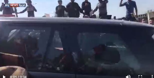 فيديو.. منع موكب الرئيس العراقي من المرور ودهس اثنين من أهالي ضحايا العبارة