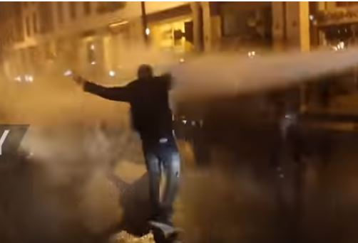 فيديو.. خراطيم المياه في مواجهة مظاهرات معلمي المغرب