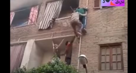 فيديو.. سبايدرمان المصري يتسلق عمارة لإنقاذ 3 أطفال من الحريق