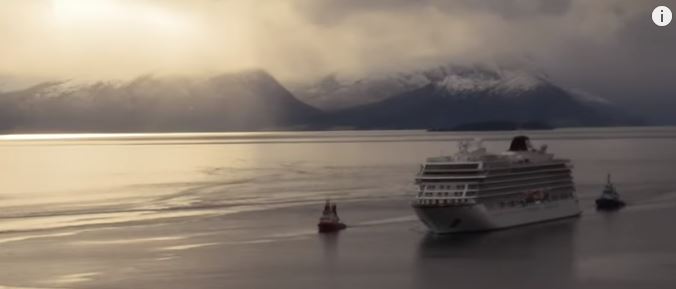 فيديو.. السفينة النرويجية تعود للشاطئ بعد 24 ساعة من نداء الاستغاثة