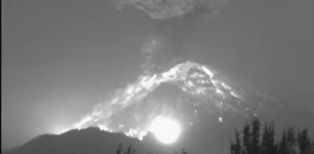 شاهد لحظة انفجار بركان ليلا في المكسيك