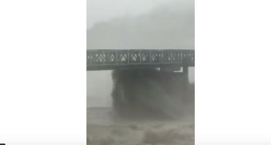 فيديو.. عاصفة تقتلع جسرًا في نيوزلندا