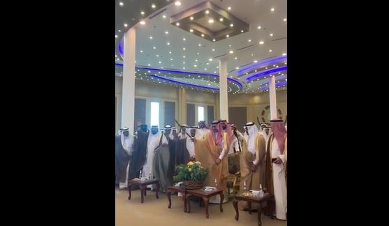 فيديو.. الأمير بدر بن سلطان يشارك شيوخ قبائل القنفذة أداء العرضة