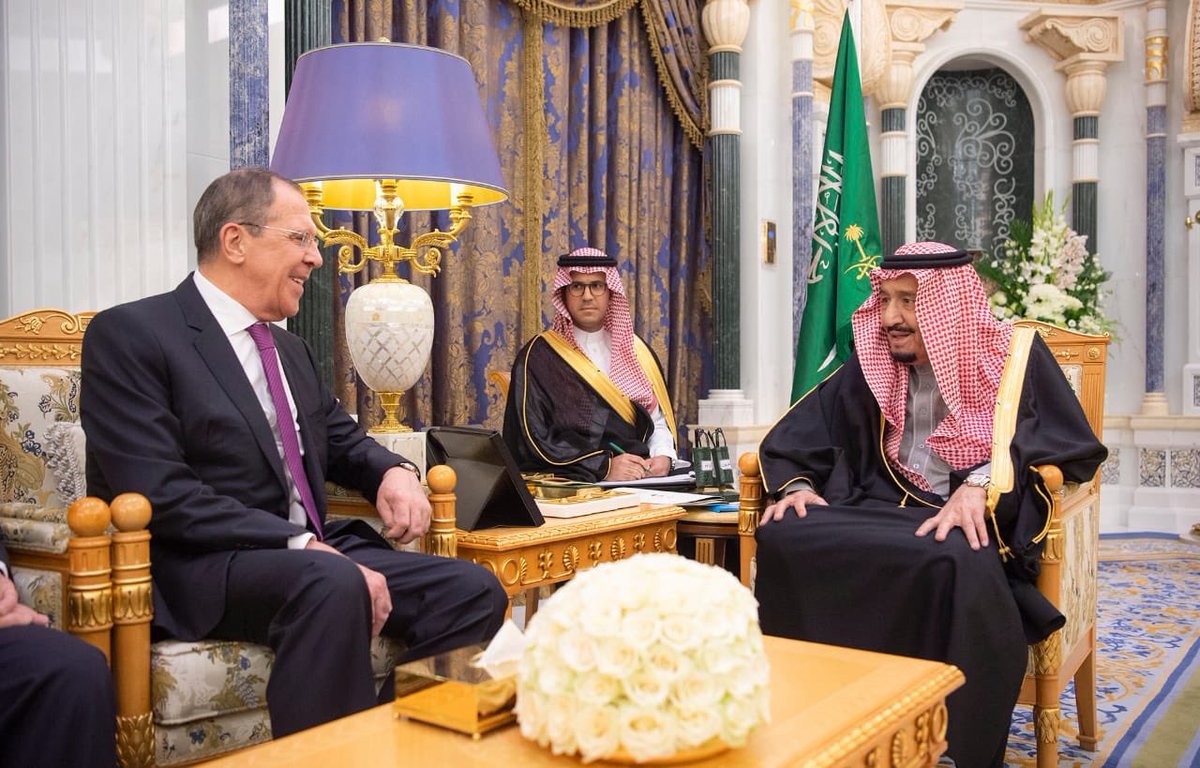 الملك سلمان يبحث العلاقات الثنائية ومستجدات الأحداث مع وزير خارجية روسيا
