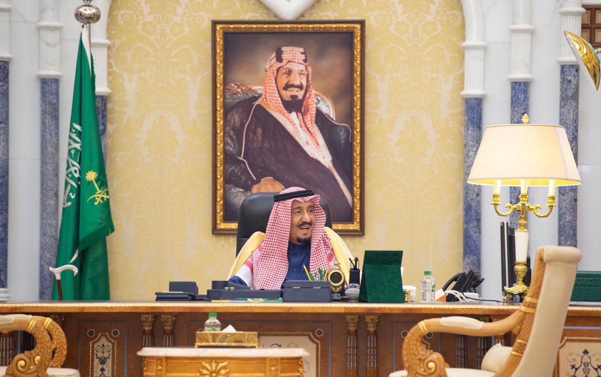 شاهد الصور.. الملك سلمان في مكتبه بقصر اليمامة اليوم