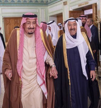 الملك سلمان يستقبل أمير الكويت في مقر إقامته بتونس