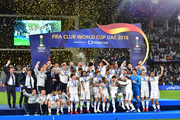 Real Madrid's players celebrate with the trophy after winning the FIFA Club World Cup final football match Spain's Real Madrid vs Abu Dhabi's Al Ain at the Zayed Sports City Stadium in Abu Dhabi, the capital of the United Arab Emirates, on December 22, 2018. (Photo by Giuseppe CACACE / AFP)