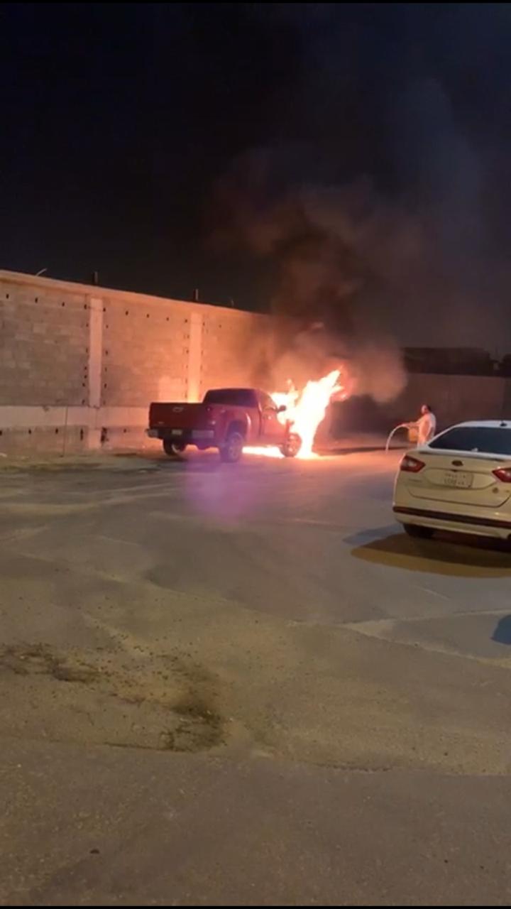صور.. حرق سيارة مواطنة أمام منزلها بخميس مشيط