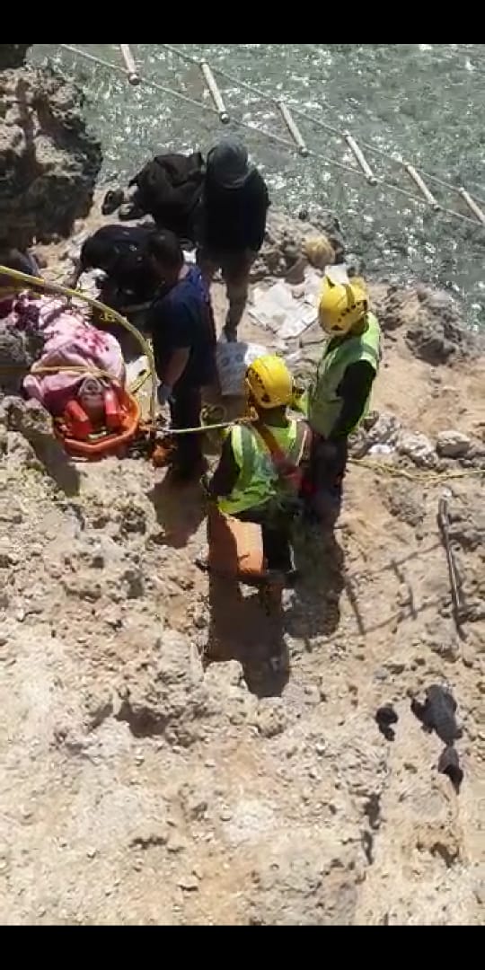 شاهد بالصور.. إنقاذ مواطن سقط من مرتفع صخري في أملج‎
