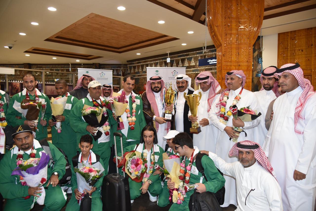 صور.. نادي ذوي الاحتياجات الخاصة بالباحة يحتفي بنجومه في مطار الملك سعود