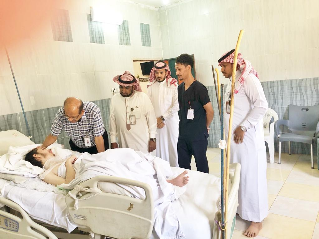 فريق الرعاية الصحية المنزلية يزور مريض وادي عمود في جازان بعد معاناته