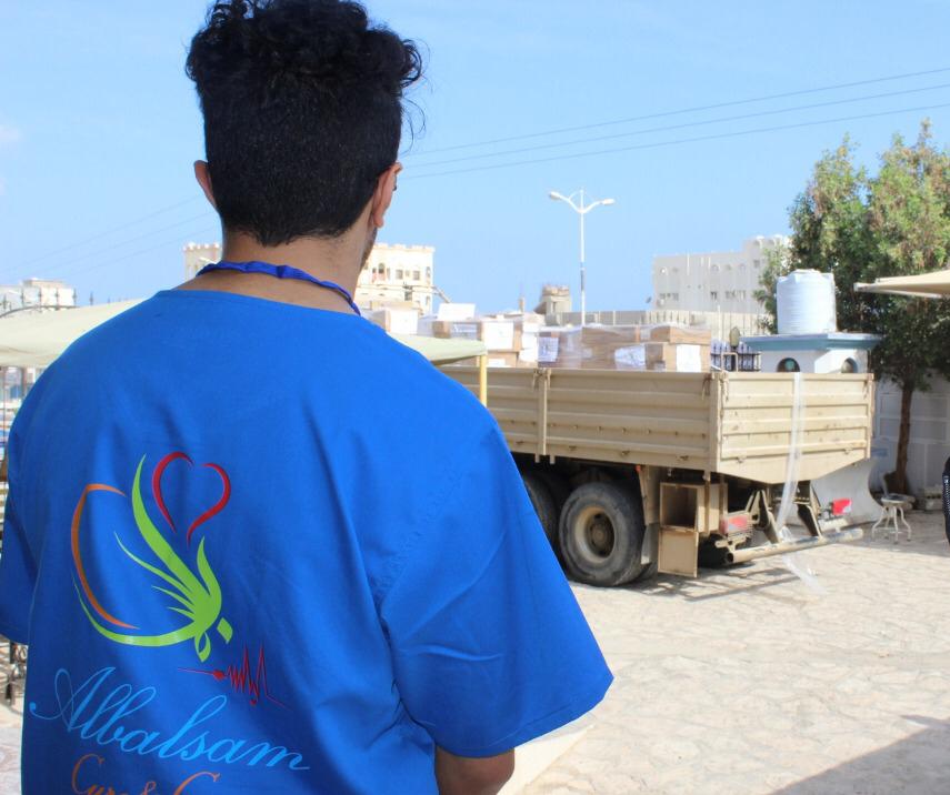 قصة طفلة يمنية اعترضت طريق طاقم منظمة البلسم أملًا في العلاج