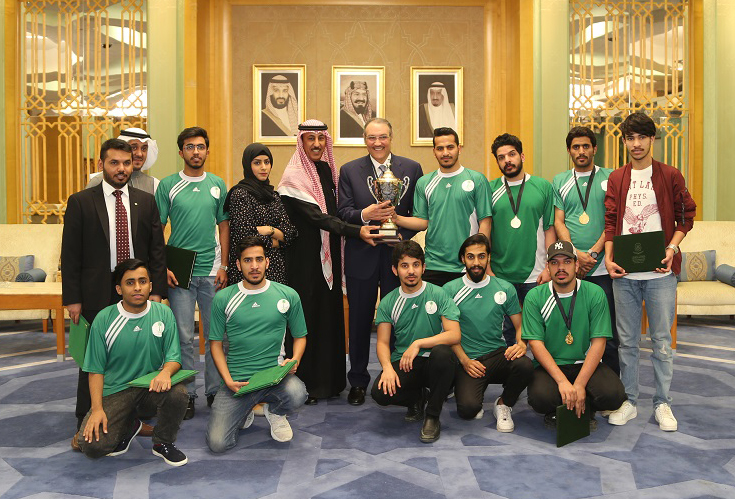 السفير نقلي يكرم فريق المملكة الفائز بكأس دوري الطلبة الخليجيين السداسية 