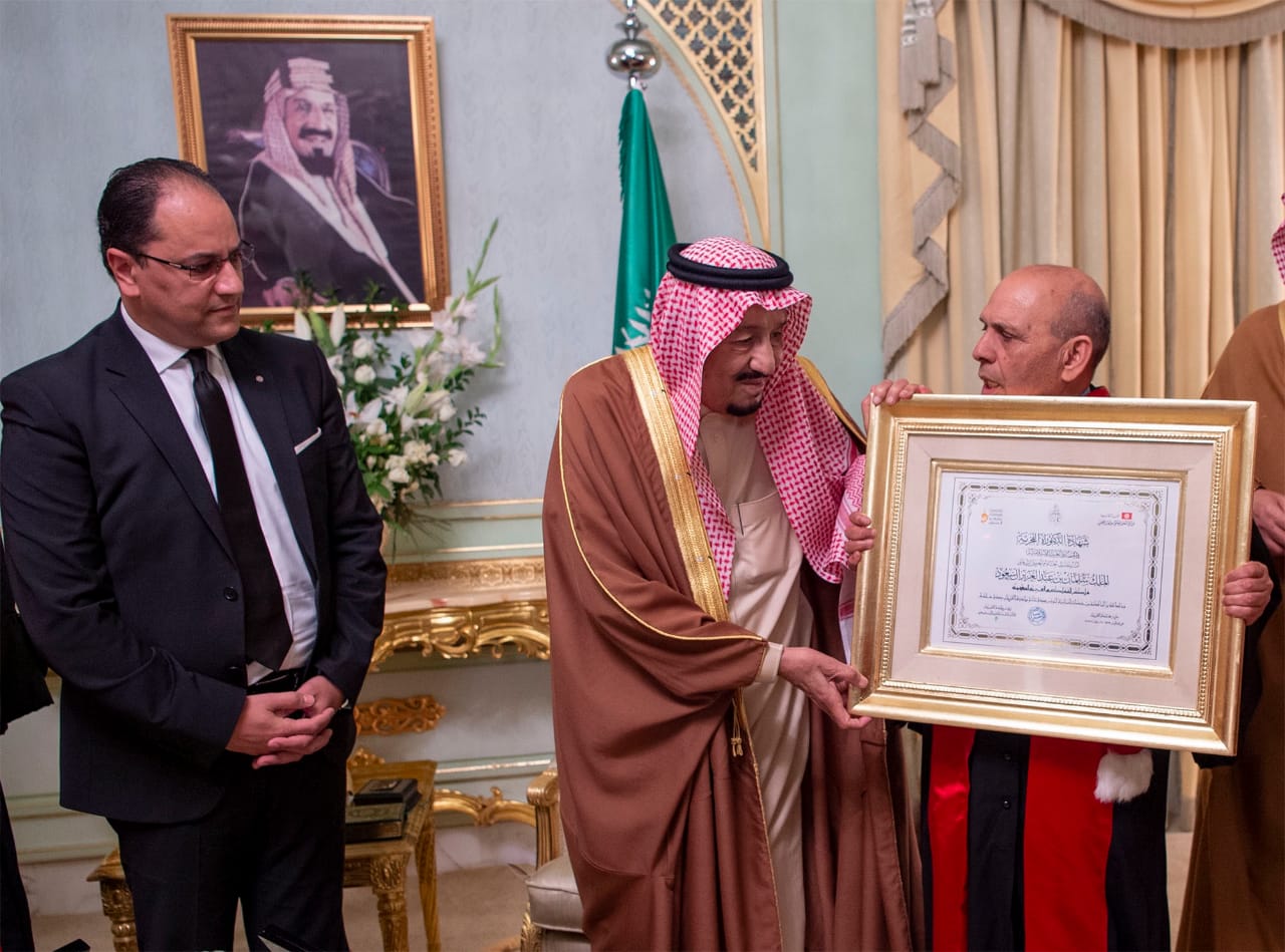 الملك سلمان يتسلم الدكتوراه الفخرية في الحضارة العربية والإسلامية من جامعة القيروان