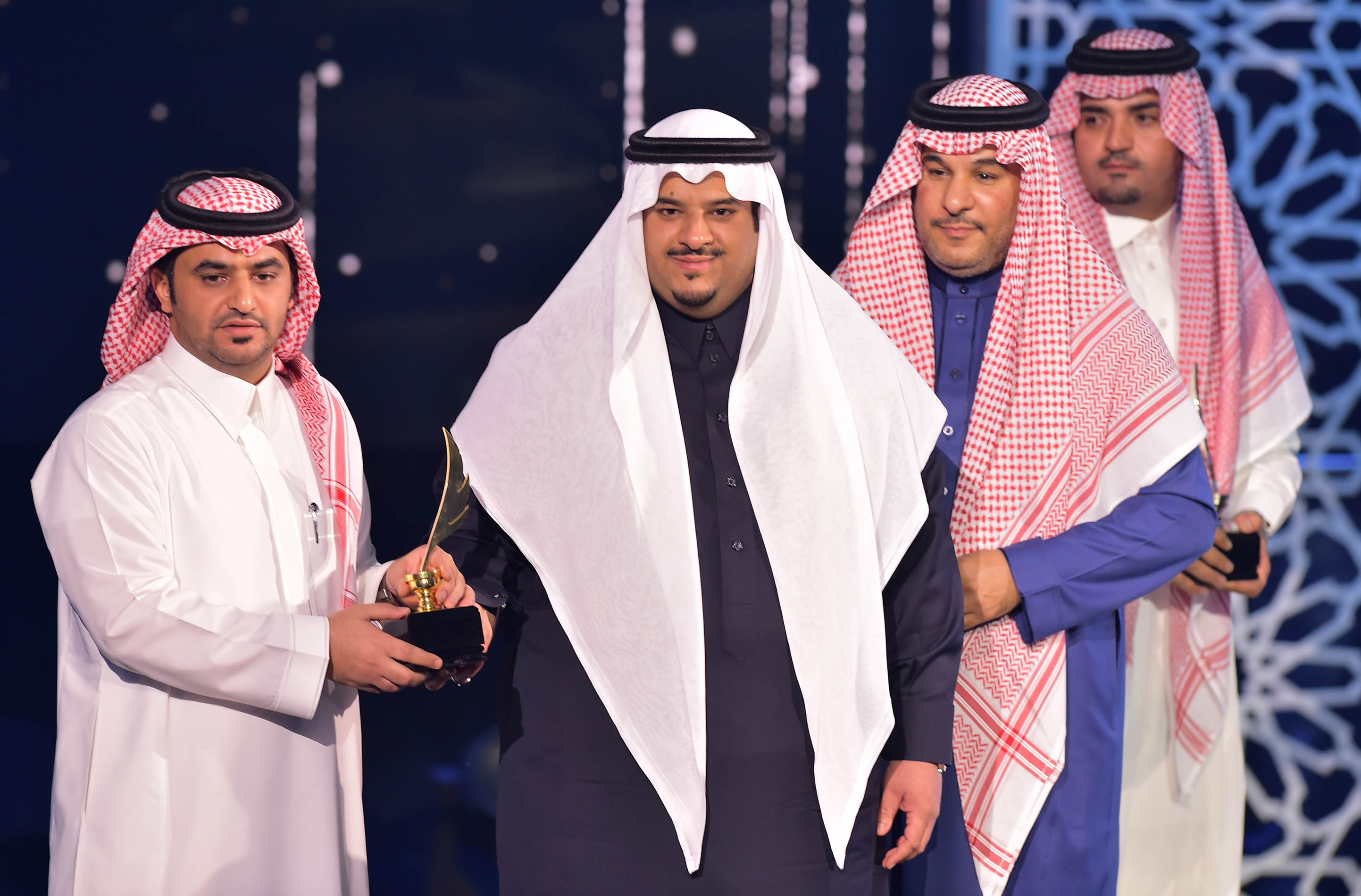 صور.. سلطان بن بتلاء يحصد الـ5 ملايين ريال.. هيمنة سعودية على جوائز فرسان القصيد