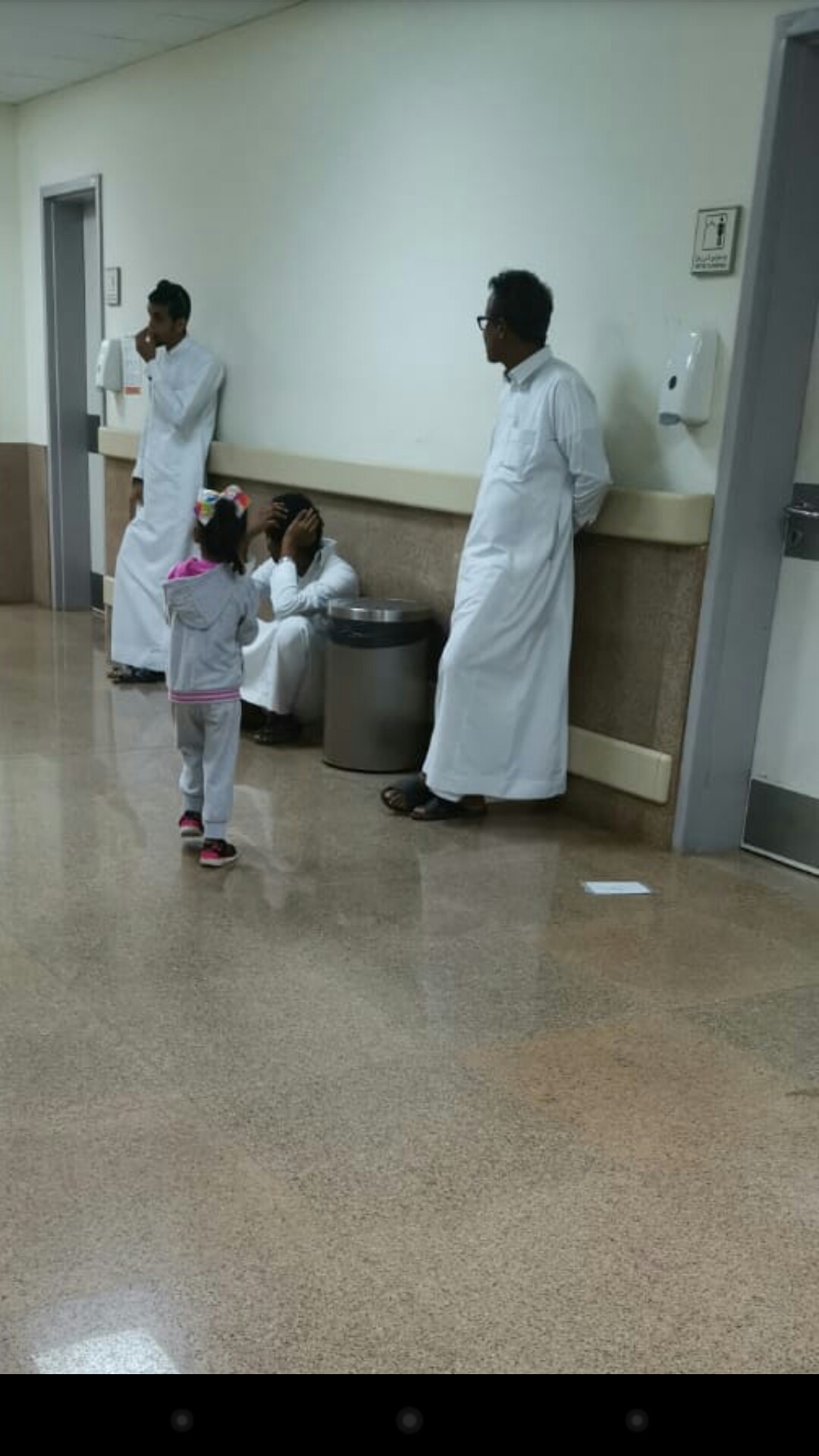 صيدلية مستشفى الأمير محمد في جازان مغلقة.. والمرضى يستلقون أرضًا للانتظار!