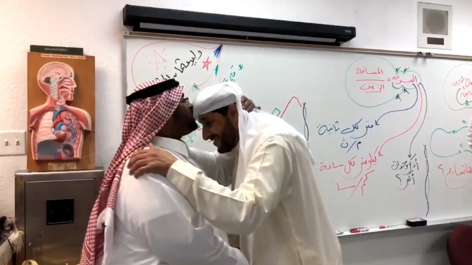 فيديو.. مدير تعليم يفاجأ أثناء زيارته بمعلمه السابق بالمرحلة المتوسطة ويصر على تقبيل رأسه