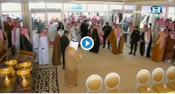 فيديو.. الملك سلمان يصل مقر الحفل الختامي لـ مهرجان الملك عبدالعزيز للإبل